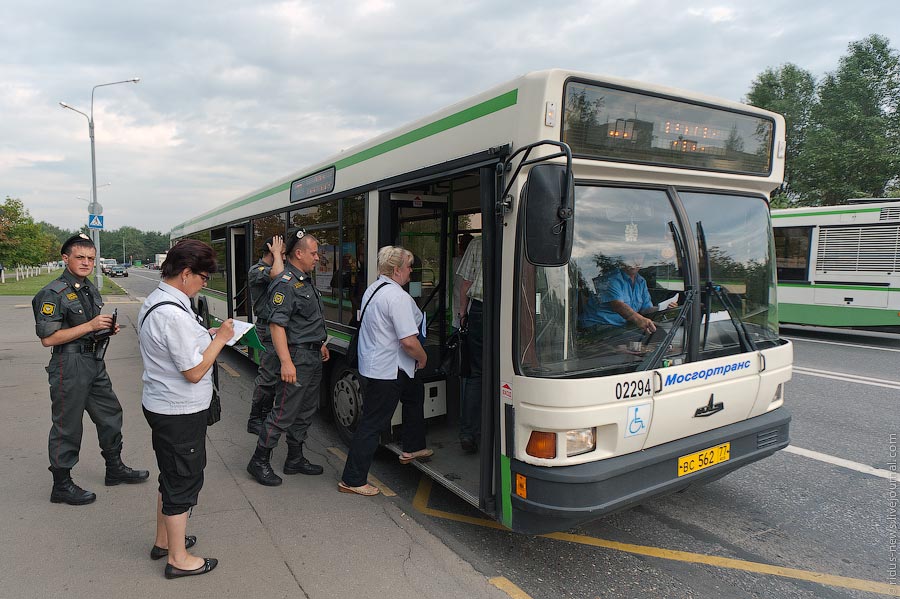 Ост общественного транспорта. Пассажирский автобус. Пассажиры в автобусе. Люди садятся в автобус. Пассажиры садятся в автобус.